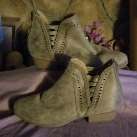 SO Memory Foam faux suede booties girls size 5 - Picture 1 of 4